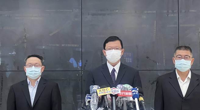 刑事局副局长黄家琦（中）说明查处侦查员涉嫌虐待外籍看护的过程。（警方提供）