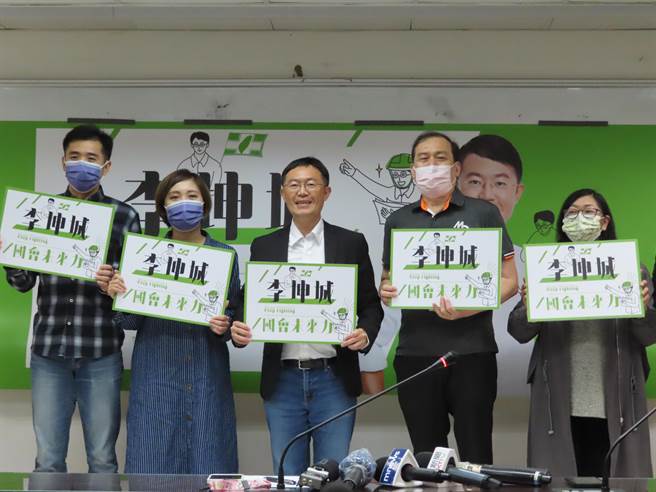 新北市议员李坤城今宣布放弃连任 挑战2024三重立委。（叶德正摄）