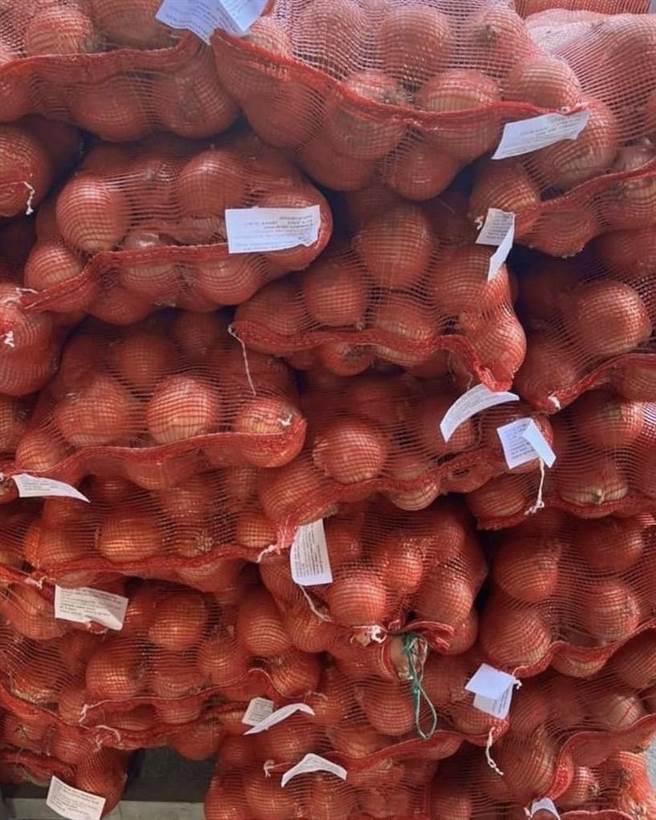 不愿具名业者提供关键图片指出，目前在台湾贩售的越南洋葱没有外包装只有麦头标，都是中国大陆洋葱到越南后改麦头标再出口，而且越南洋葱在当地根本不用这种网袋。（业者提供）