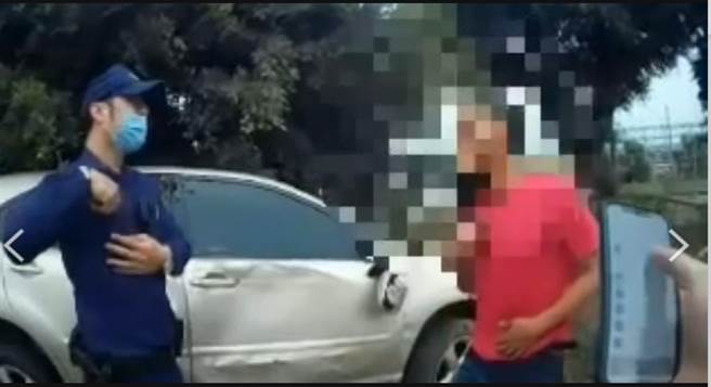 高雄市许姓男子3月19日傍晚驾车在小港区一处路口自撞路树，救护员和警方赶抵将许男救出，警方发现许男的车中有毒品。（翻摄照片／石秀华高雄传真）