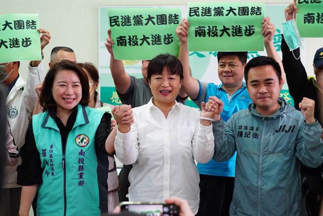 民进党南投县党部主委罗美玲19日宣布，行政院中部办公室执行长蔡培慧确定代表民进党参选2022年南投县长。(吴建辉摄)