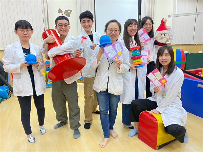 義守大學職能治療學系四年級學生林庭佑（左二）於醫院實習程時發揮在學所學的專業，展現醫學和美術結合的專長。（義守大學提供／林瑞益高雄傳真）