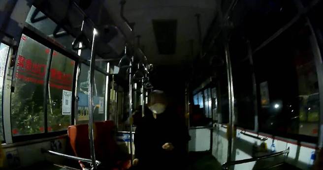 台中市一名婦人搭公車來回4趟坐到終點站，員警貼心助迷途婦返家。（民眾提供／盧金足台中傳真）