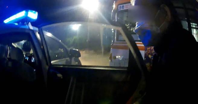 員警一問婦人已經坐了一整天的車，立即駕駛巡邏車將她帶回派出所並通知家屬，結束這場公車迷途記。（民眾提供／盧金足台中傳真）