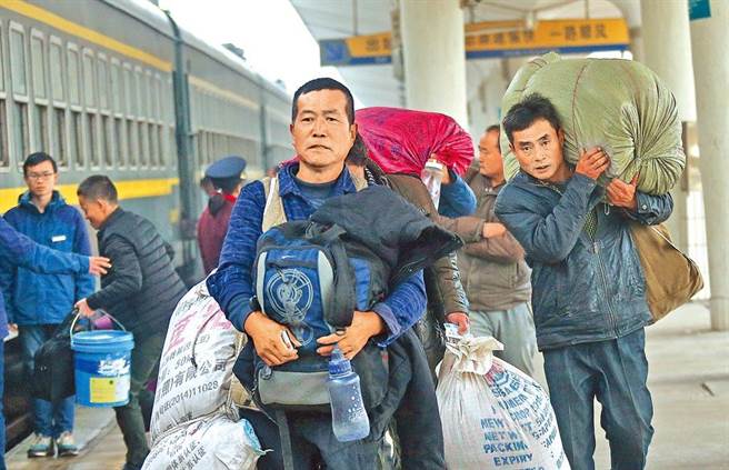 大陆重庆日前公布的《2021年重庆市国民经济和社会发展统计公报》显示，本地农民工242.7万人，增长 13.4％，重庆市统计局对于本地农民工增长的解读是，「农民工返乡创业效果凸显」。（新华社）