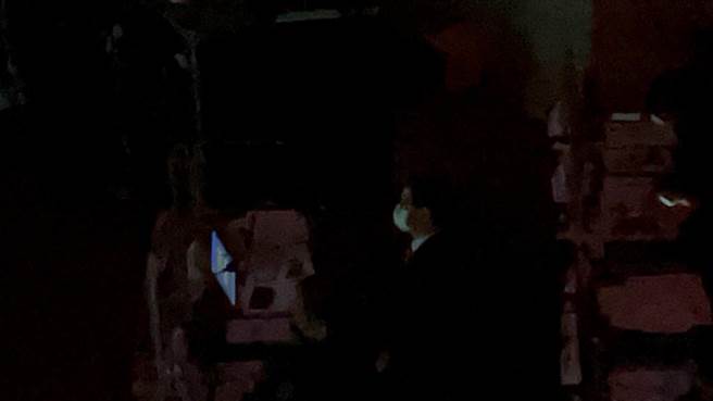 高雄市长陈其迈今（21）日到议会备询时，突然一片黑漆漆，像是停电一般，只有微弱的紧急照明灯，原来是高市议会国民党团不满303全台大停电，高市府作为不够积极，才下令关掉全场电灯抗议。（柯宗纬摄）