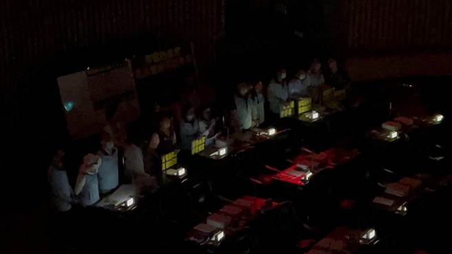 高市议会国民党团不满303全台大停电，高市府作为不够积极，才下令关掉全场电灯抗议。（柯宗纬摄）