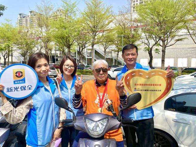 （新保透过不老骑士为爱千里活动，响应「独居弱势长者餐食计画」。图／新光保全集团提供）