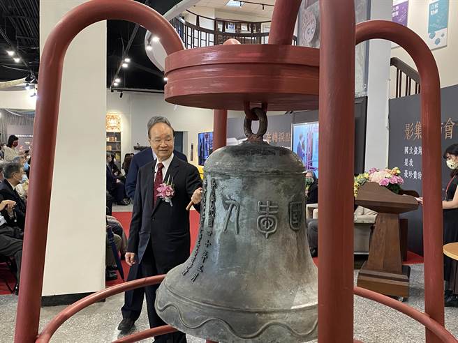 台大前校长陈维昭敲响第一代傅钟，以传承台大精神。（林志成摄）