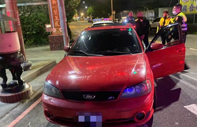 黃姓通緝犯紅燈右轉遇大園警攔查，身上持毒罪加一等遭逮。(翻攝照片／蔡依珍桃園傳真)