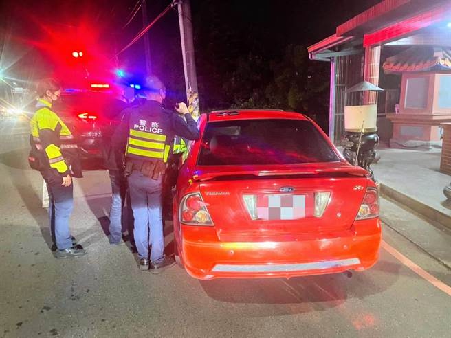 黃姓通緝犯紅燈右轉遇大園警攔查，身上持毒罪加一等遭逮。(翻攝照片／蔡依珍桃園傳真)