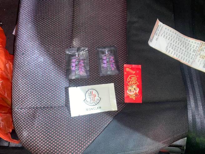 黃姓通緝犯紅燈右轉遇大園警攔查，身上持毒罪加一等遭逮。(翻攝照片／蔡依珍桃園傳真)