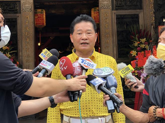 镇澜宫副董事长郑铭坤反驳说，主要是自由乐捐并无强迫，希望「选举归选举、宗教归宗教」，不要混为一谈。（陈世宗摄）