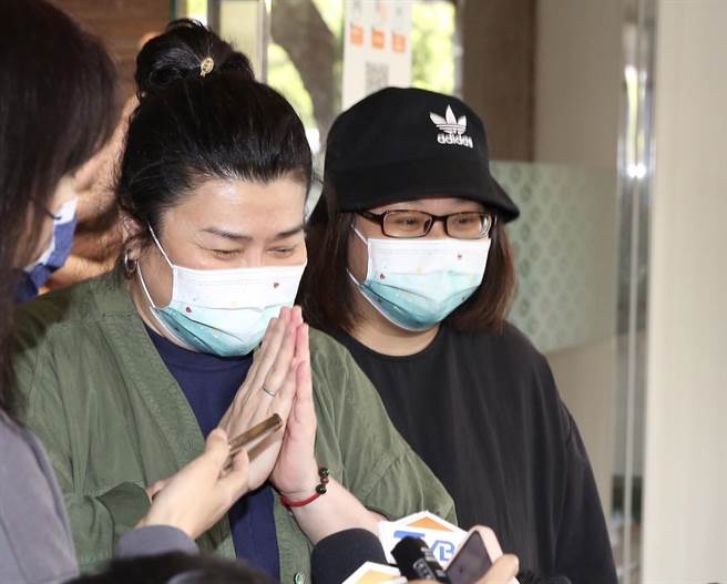 林美秀、锺欣凌一起吊唁顾宝明。（陈俊吉摄）