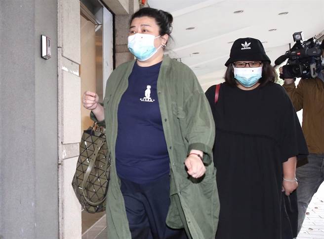 林美秀、锺欣凌一起吊唁顾宝明。（陈俊吉摄）