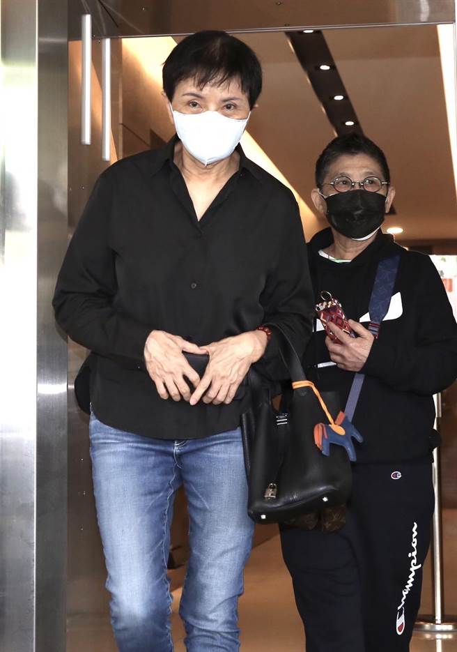 制作人杨佩佩吊唁顾宝明。（陈俊吉摄）