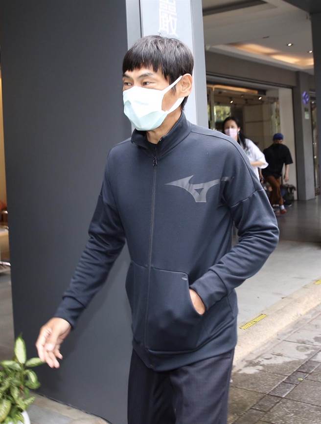 夏靖庭吊唁顾宝明。（陈俊吉摄）