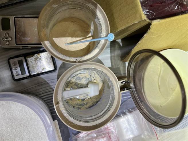 警方将涉嫌在出租套房内分装毒咖啡包的徐姓男子带回查办。（翻摄照片／石秀华高雄传真）