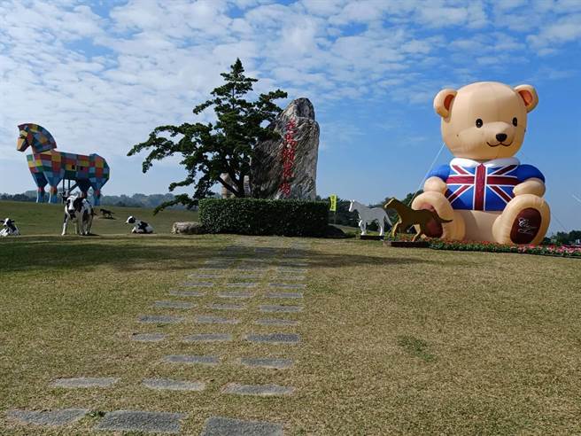 走马濑休閒农场十米高泰迪熊。（台南市政府农业局提供／张毓翎台南传真）