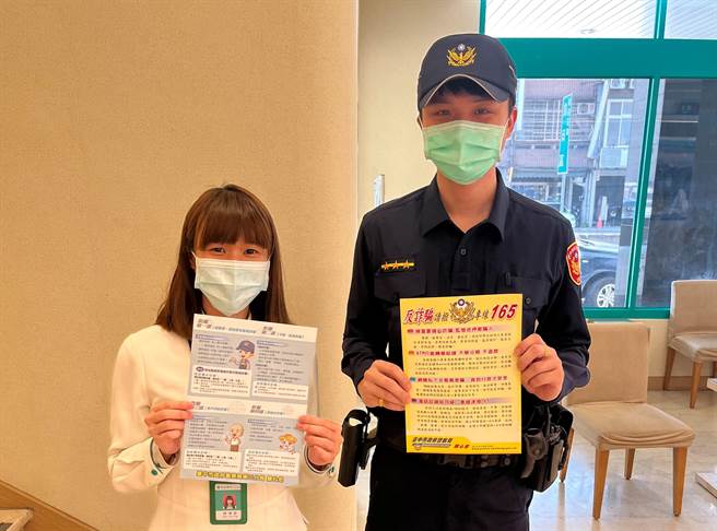 54岁的林姓男子到银行要匯款给网路认识女友解决包裹卡关的问题，幸行员（左）察觉有异机警通知警方（右）加入劝阻。（第三分局提供／冯惠宜台中传真）