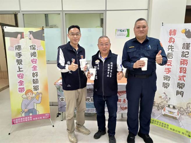 桃园分局警友办事处主任简宝鋐利用下午高温时段，购买冰咖啡饮品到会场慰问员警及义交辛劳。(警方提供／蔡依珍桃园传真)
