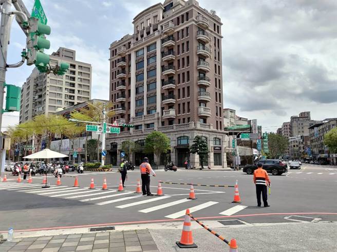 桃园分局警友办事处主任简宝鋐利用下午高温时段，购买冰咖啡饮品到会场慰问员警及义交辛劳。(警方提供／蔡依珍桃园传真)