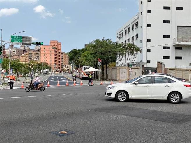 桃园警分局每日均会视游客人数及交通状况做滚动式调整，全力维护周边交通顺畅。(警方提供／蔡依珍桃园传真)