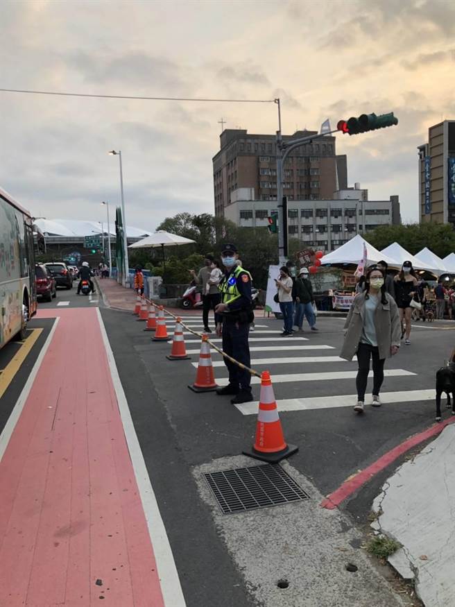 桃园警分局每日均会视游客人数及交通状况做滚动式调整，全力维护周边交通顺畅。(警方提供／蔡依珍桃园传真)
