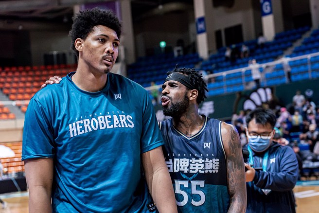 台啤英熊今天确定多拉摩尔(左)离队。(台啤英熊提供)