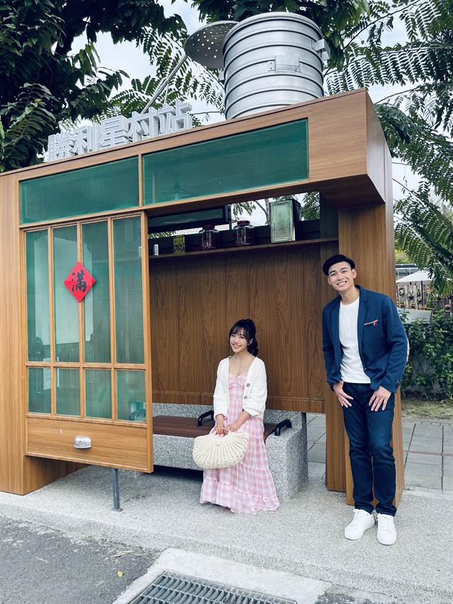 蔡佩軒日前在屏東拍攝推廣觀光影片與男主角甜蜜互動。（索尼音樂提供）