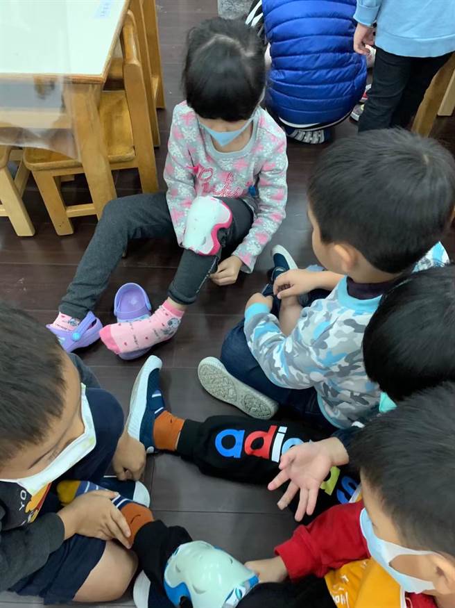 桃园市文欣非营利幼儿园教导幼儿穿戴安全配具。（教育部提供／林志成台北传真）