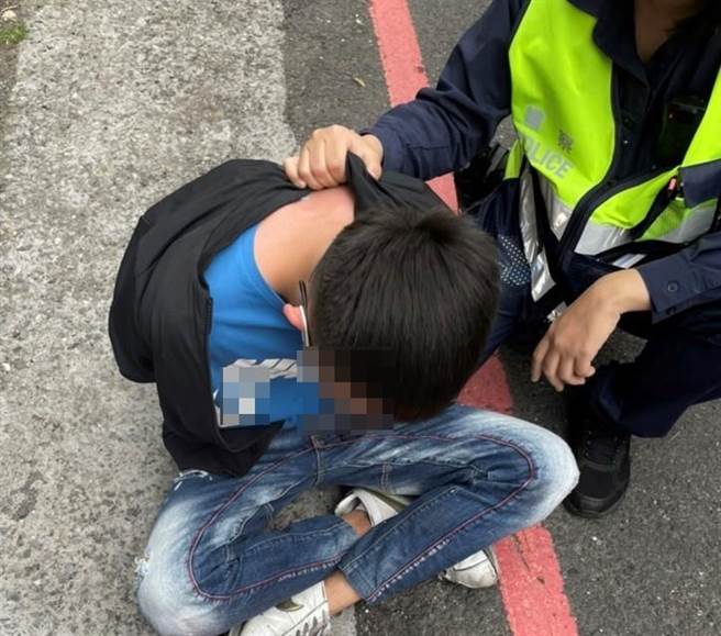 台中太平警分局获高妇家人报案介入，指导妇人虚与委蛇并派员埋伏下，当场逮获22岁谢姓以及19岁高姓车手（民眾提供／冯惠宜台中传真）