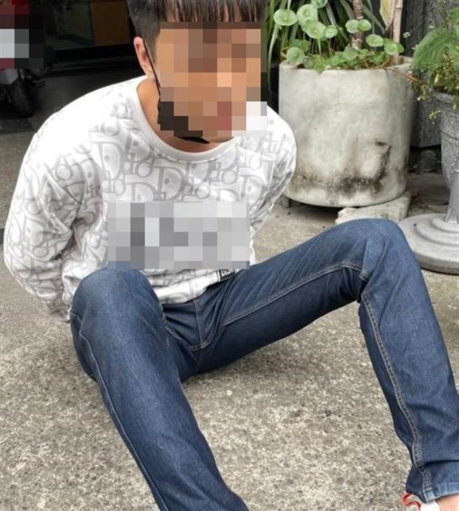 台中太平警分局获高妇家人报案介入，指导妇人虚与委蛇并派员埋伏下，当场逮获22岁谢姓以及19岁高姓车手（民眾提供／冯惠宜台中传真）