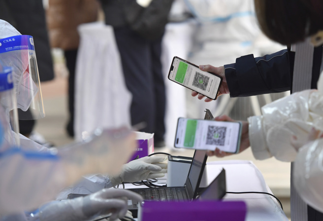 北京市20日召开疫情防控工作记者会，北京市市公安局副局长、新闻发言人潘绪宏在会上介绍，3月10日确诊个案王某某与家人在榆乐轩烤鸭店聚餐，未扫码登记。（新华社）