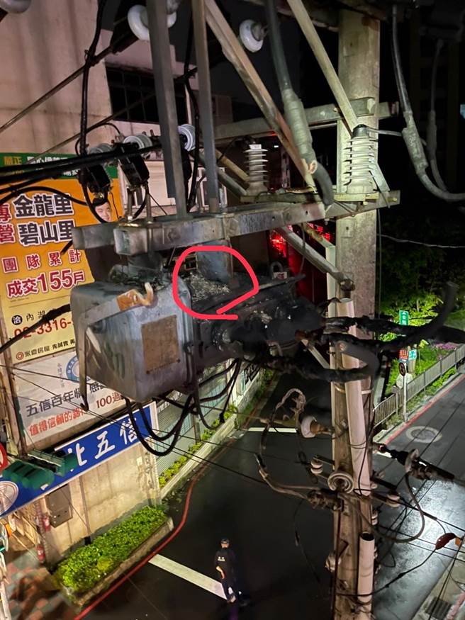 今日凌晨台北市内湖区停电，研判鸟结巢于电杆设备，因结巢含有铁丝，受昨日大雨冲刷至高压线路接头引起故障，造成停电。台电表示，该鸟巢位于设备正上方，巡检不易察觉，将持续加强巡检。（台电提供)