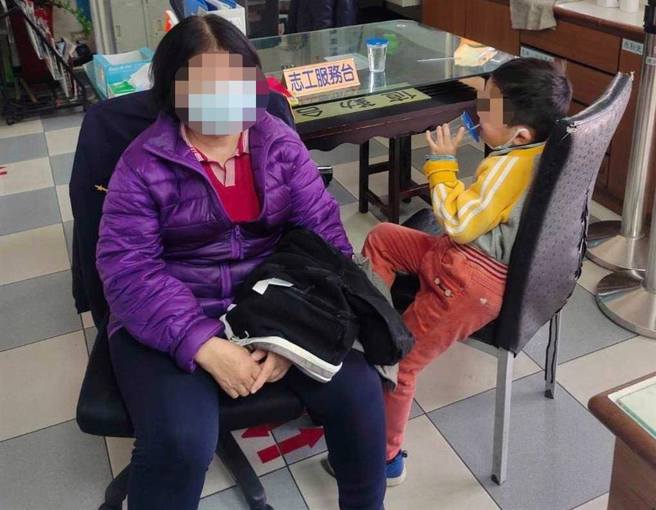 員警將婦人與孫子帶回派出所休息，避免行車發生危險。(警方提供／呂筱蟬桃園傳真)