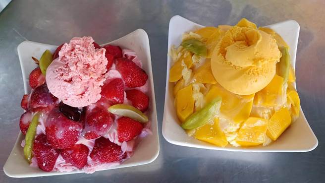 玉井老街名店「有間冰舖」下個月招牌品項的無雙芒果冰（右），開業8年首次從120元調漲到140元，其他品項暫不調漲。（讀者提供／張毓翎台南傳真）