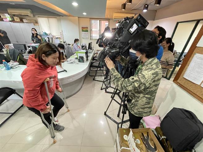 北市议员拟参选人何孟桦拄着拐杖领表。（杨亚璇摄）