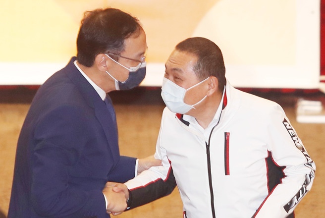 圖為國民黨主席朱立倫(左)之前出席活動並與新北市長侯友宜(右)握手致意。（資料照/陳怡誠攝）