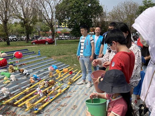 心传爱关怀协会与大苹果小太阳活力平台联合主办，齐力串联逾50个爱心资源单位 合力招待家扶500名亲子。（南台中家扶提供／卢金足台中传真）