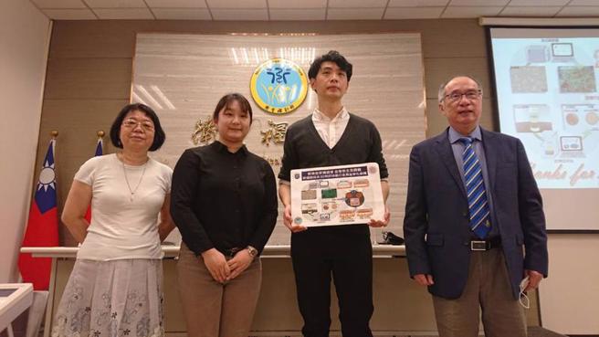國衛院攜手清華大學研發「預血管化組織構建體」，如在體內放入造血管毛胚屋，加速血管新生，可望降低糖尿病足等慢性缺血性疾病截肢風險。圖為國衛院細胞及系統醫學研究所所長林秀芳（左起）、清華大學化學工程學系副教授王潔、國衛院細胞及系統醫學研究所博士後研究員蔣偉程與國衛院院長梁賡義合影。(圖/中央社)