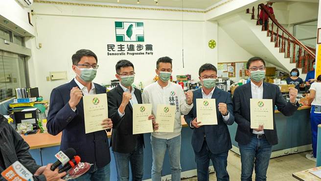 台中市議員施志昌、林祈烽、黃守達、林德宇偕同潭雅神市議員參選人林義偉再度合體登記。（陳淑娥攝）