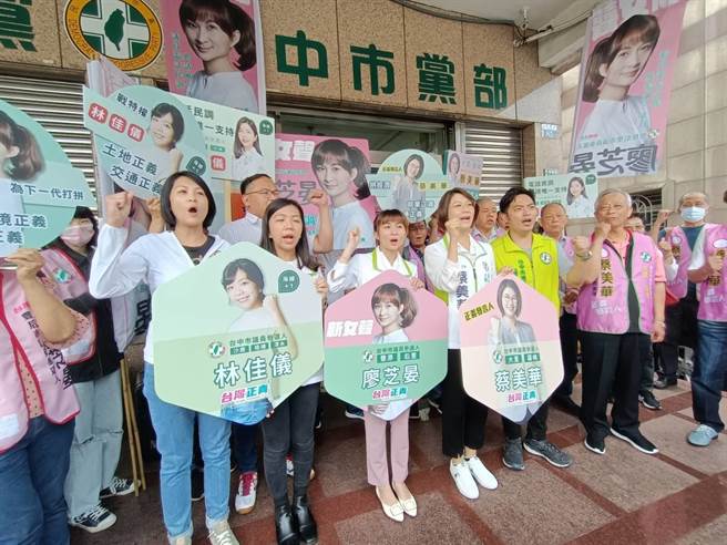 「台灣正青」3位參選人廖芝晏、林佳儀、蔡美華早上一同現身登記。（陳淑娥攝）