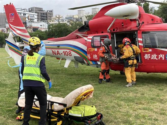 受伤的溯溪团员今天上午已吊挂下山，送医救治中。（台中市消防局提供）