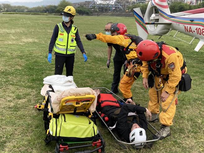受伤的溯溪团员今天上午已吊挂下山，送医救治中。（台中市消防局提供）