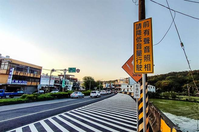 竹北市中華路北上路段設置全縣首支套固定式聲音照相科技執法設備，路前已設立「前有聲音照相，請降低音量行駛」告示牌。（羅浚濱攝）