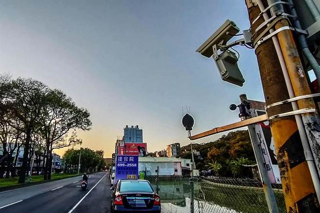 竹北市中華路北上路段設置全縣首支固定式聲音照相科技執法設備，汽機車聲音超過90分貝就會取締。（羅浚濱攝）