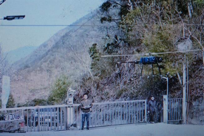 弘光資工系副教授張成榮率團隊，以無人機進行巡檢高山電塔。（弘光科大提供）