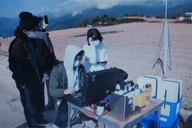 弘光資工系副教授張成榮率團隊進行巡檢高山運補作業。（弘光科大提供）