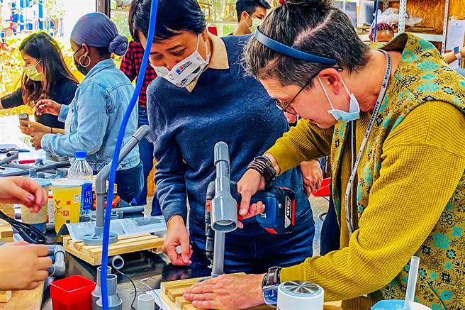 新竹县外籍英语教师用PVC水管DIY实作造型水管灯。（罗浚滨摄）